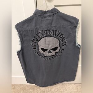 Genuine Harley Davidson men’s L sleeveless button up shirt. Khaki/ gray color.